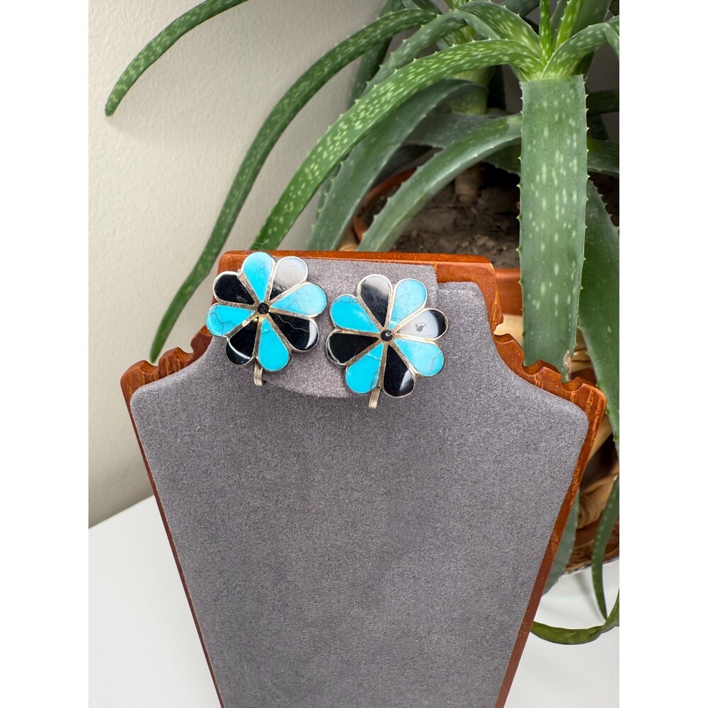 Zuni Turquoise Jet Inlay Flower Earrings Sterling Silver 40s–60s Southwest Jewel - Picture 7 of 9